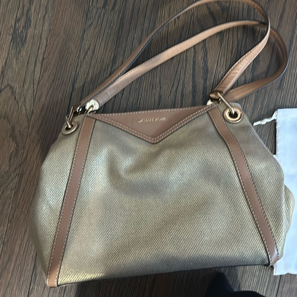 Michael kors gold and leather shoulder bag.